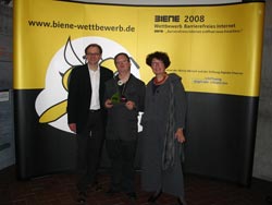BIENE-Wettbewerb 2008: für das gesamte on-line-Team haben Markus Erle von Wertewerk, Dominic Edler und Cordula Edler von inbut die silberne Biene entgegengenommen.